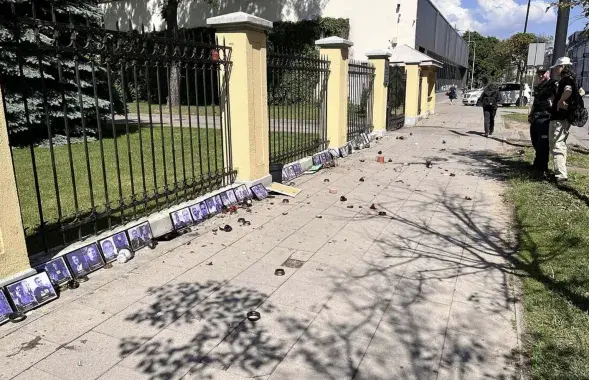 Мемориал жертвам белорусского режима осквернили возле посольства Беларуси

