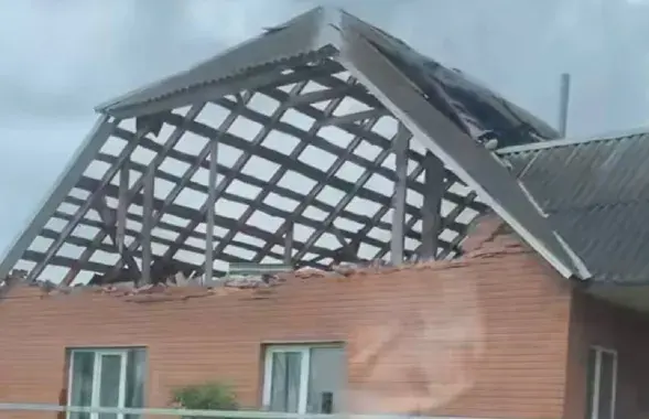 Крышу одного из домов ветер раскрыл практически полностью
