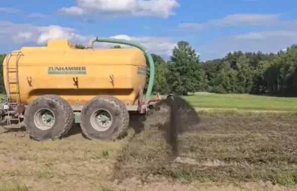 Фермеры паліваюць гноем мяжу з Беларуссю
