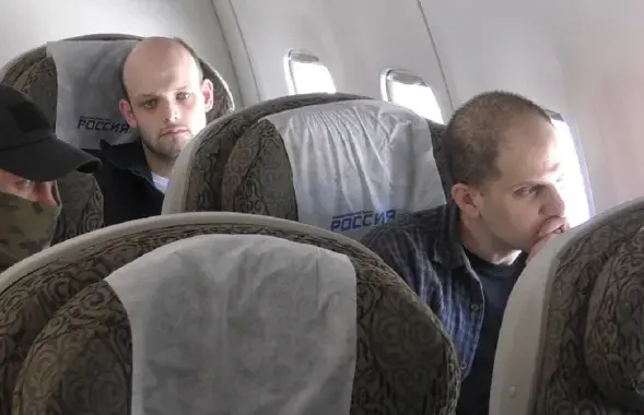 Рико Кригер в самолете перед обменом
