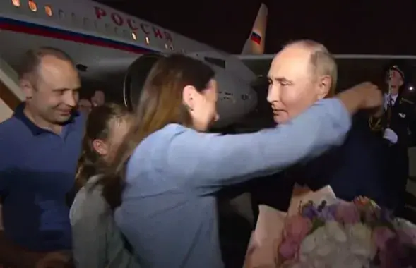 Путин встречает Дульцевых в аэропорту
