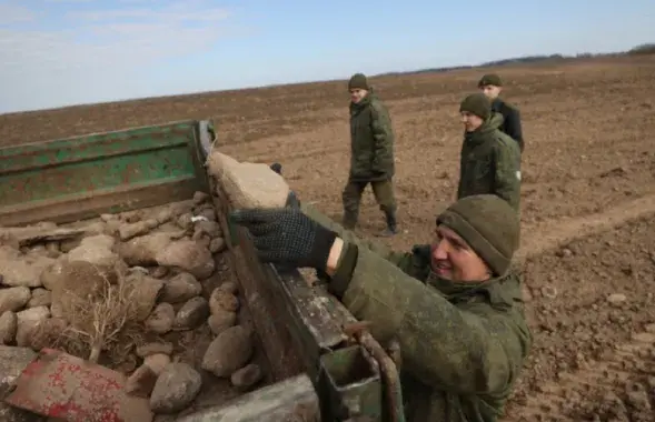 Весной на Гродненщине военные собирали на полях камни
