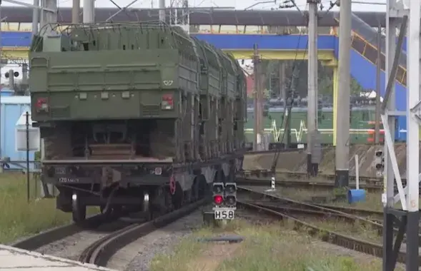 Грузовой состав с военной техникой, иллюстративное фото
