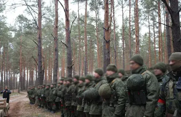 Беларускія вайскоўцы ў лесе ў раёне мяжы з Польшчай
