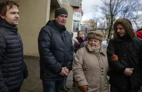 Валянціна Барадуліна на адкрыцці мемарыяльнай шыльды з імем Рыгора Барадуліна, 2017 год
