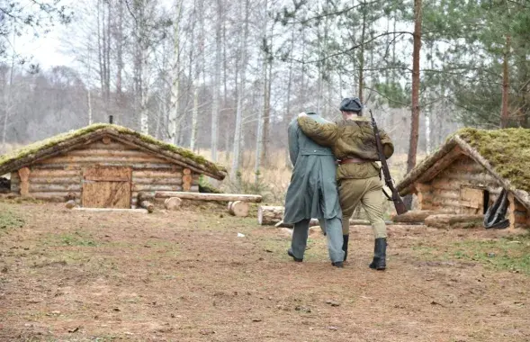 Реконструкция в восстановленном партизанском лагере
