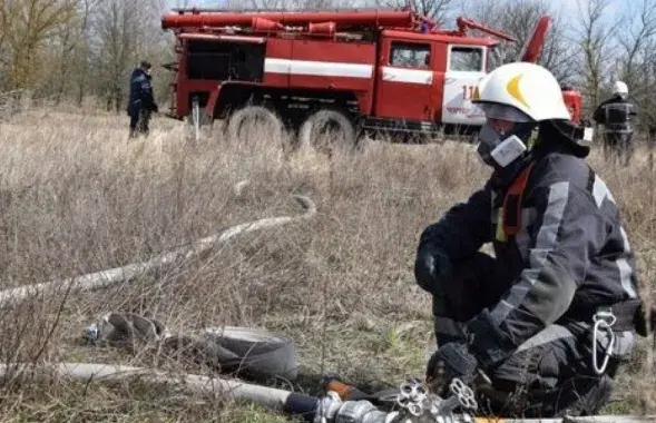 Спасатели вторые сутки тушат пожар на ЧАЭС, возникший из-за российского удара
