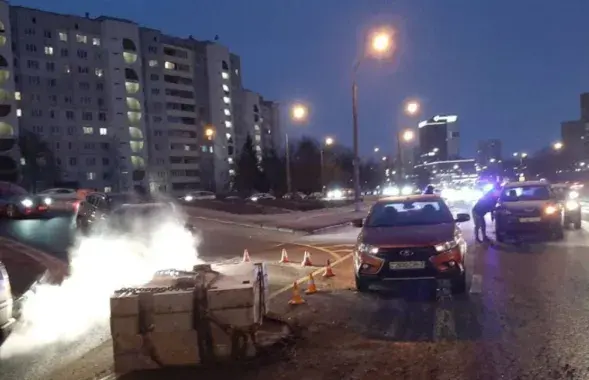 На дорогу в Минске упали бетонные плиты
