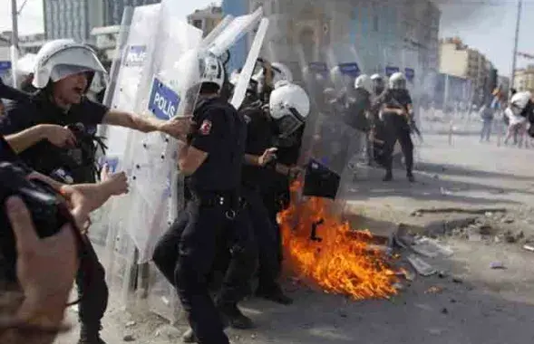 Турэцкая паліцыя ўжыла слезацечны газ у Анкары
