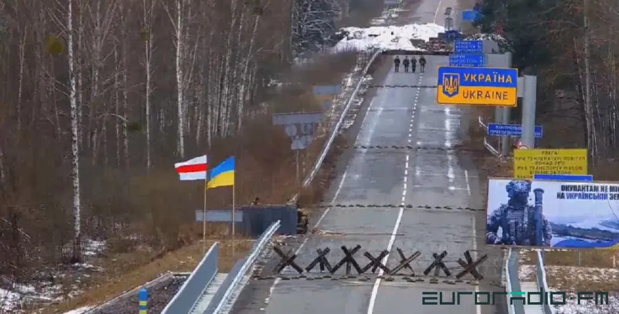 Белорусский национальный и украинский флаги на границе с РБ. Зима 2023-го / Скриншот видео
