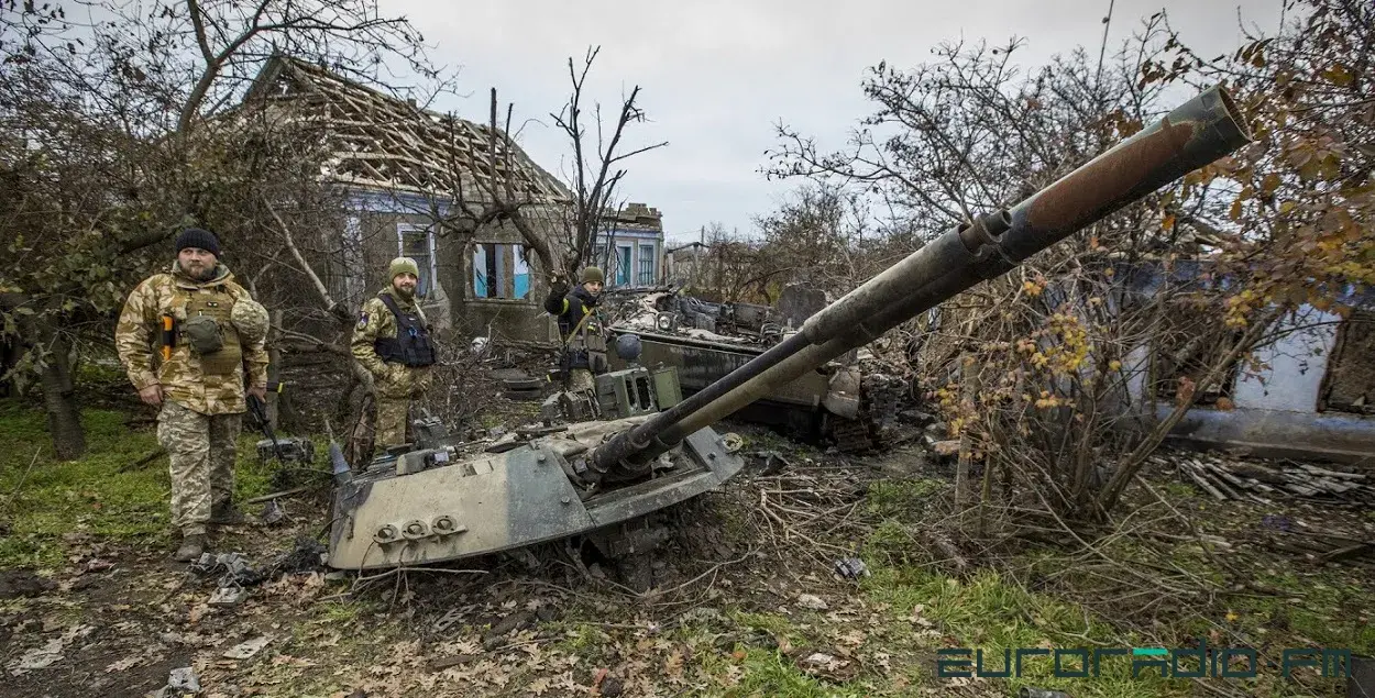 Украинские солдаты рядом с разрушенной военной техникой в освобождённом селе Александровка / Еврорадио