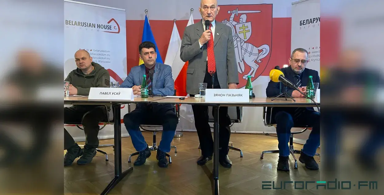 Во время пресс-конференции в Варшаве, выступает Зенон Позняк / Еврорадио
