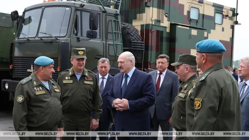 Лукашэнка расказваў брэсцкім дэсантнікам пра дэмакратыю