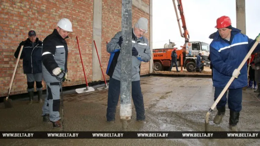 У зале харэаграфіі ў Лукашэнкі загразлі ногі ў бетоне (фота)