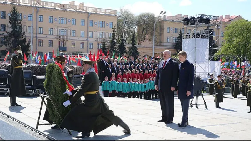 Лукашэнка ўскладаў вянок разам з малодшым сынам Мікалаем