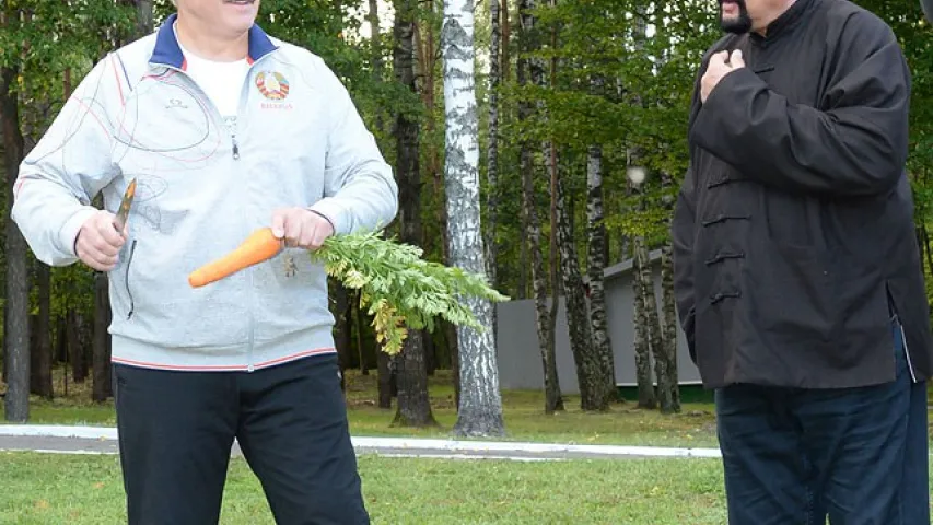 Фота і відэа, як Аляксандр Лукашэнка частаваў Стывена Сігала