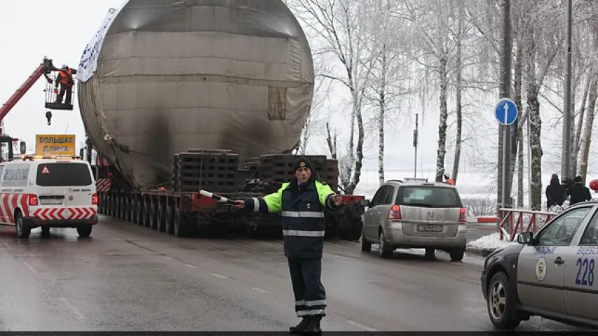 Як па Гарадоцкім раёне 40-метровы аўтацягнік вёз абсталяванне для АЭС (відэа)