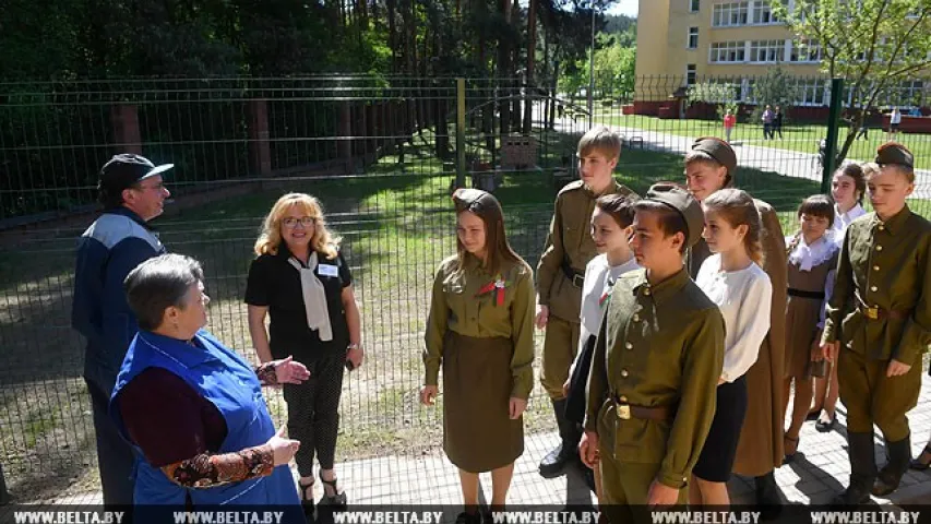 Мікалай Лукашэнка ў вайсковай форме падарыў пенсіянерам курэй і пеўня (фота)