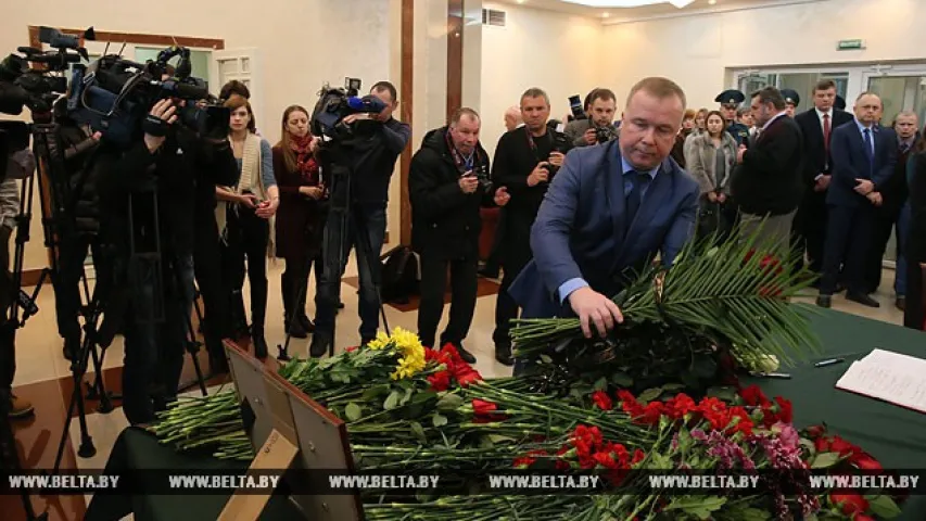 Беларускі прэм'ер і міністры наведалі расійскае пасольства (фота, відэа)