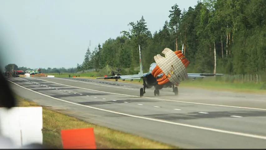 На трасу Мінск — Магілёў садзіліся ваенныя самалёты (відэа)