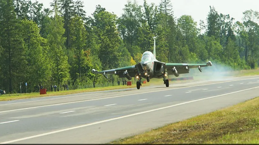 На трасу Мінск — Магілёў садзіліся ваенныя самалёты (відэа)