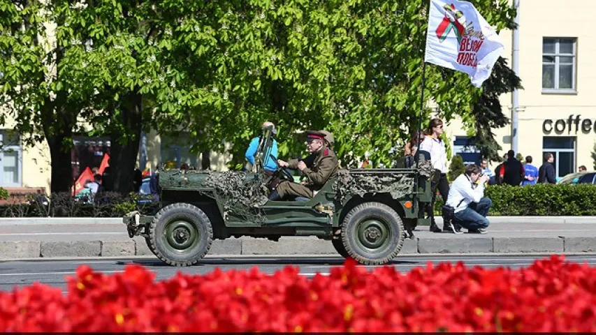 Фота і відэа з параду рэтрааўтамабіляў у Мінску