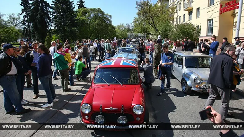 Фота і відэа з параду рэтрааўтамабіляў у Мінску