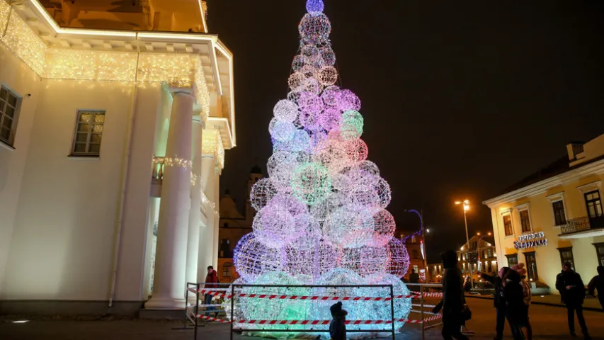 У Мінску каля ратушы ўсталявалі незвычайную ёлку