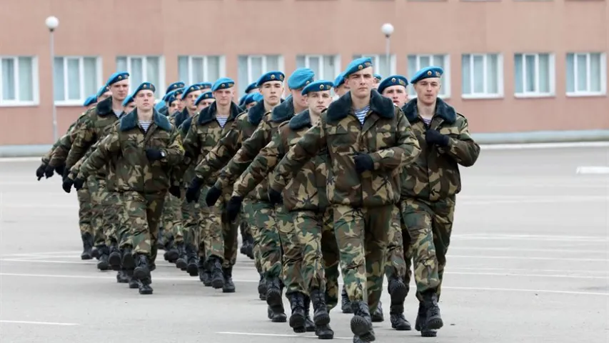 Віцебскія дэсантнікі выйшлі на плац, трымаючы аркушы з адным словам