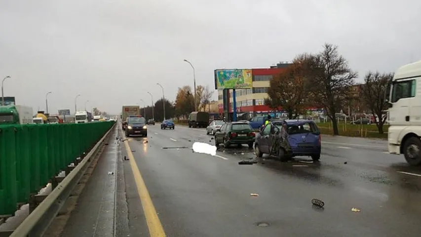 На МКАД п’яны кіроўца фуры збіў удзельнікаў ДТЗ, адзін чалавек загінуў