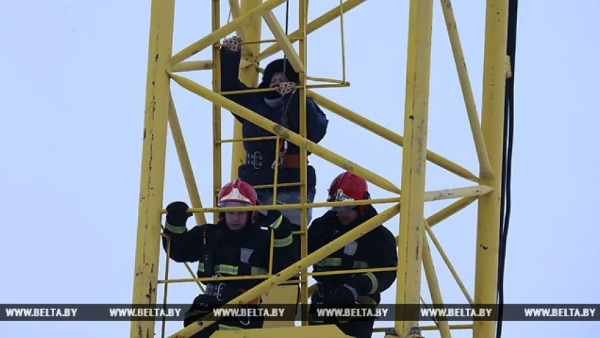 У Мінску жанчыну, якая пратэставала, знялі з вежавага крана (фота)