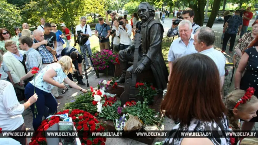 У Мінску ўрачыста адкрылі помнік Уладзіміру Мулявіну (фота)