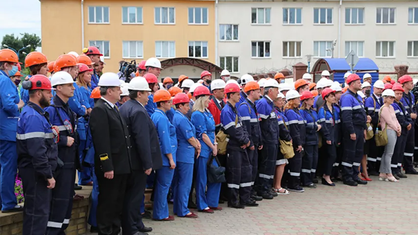 Рэдкі выпадак: на сустрэчы з Лукашэнкам былі людзі ў ахоўных масках