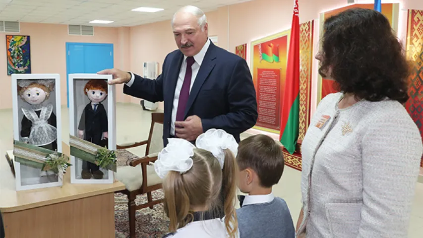 Лукашэнка здымаўся са школьнікамі: вясёлыя фота