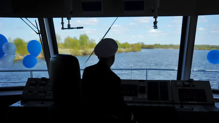 У Пінску спусцілі на ваду беларускі круізны цеплаход. Фотарэпартаж