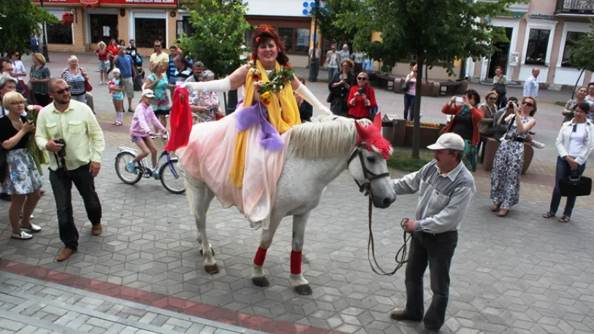 Брэсцкая мастачка на адкрыццё сваёй выставы прыехала на кані (фота)