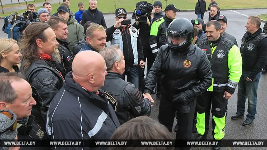 Аляксандр Лукашэнка разам з сынам Мікалаем на матацыкле. Фотафакт