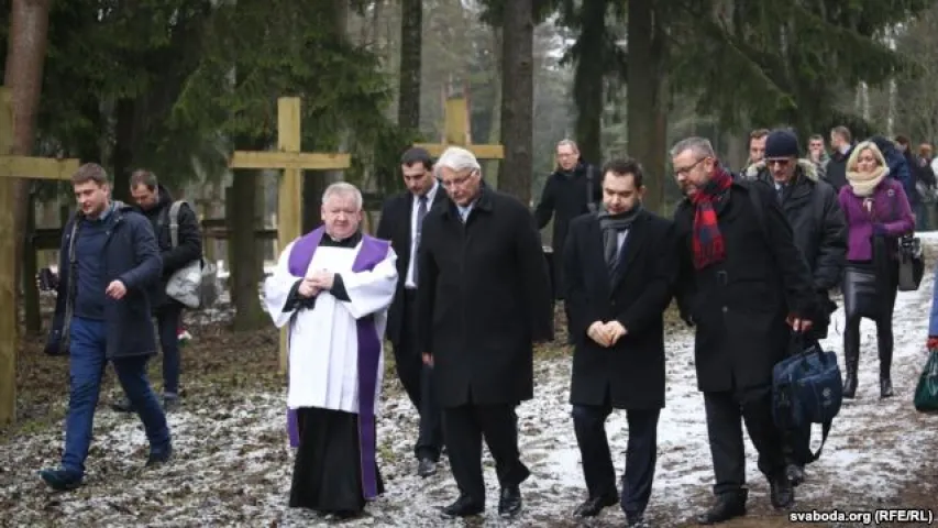 Фотафакт: міністр замежных спраў Польшчы наведаў Курапаты пад Мінскам