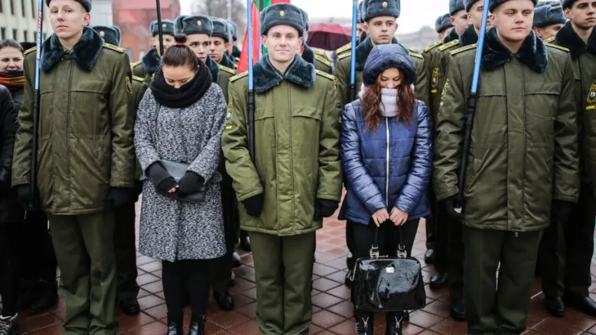 Фотафакт: Студэнты распісваюцца за ўдзел у мітынгу камуністаў