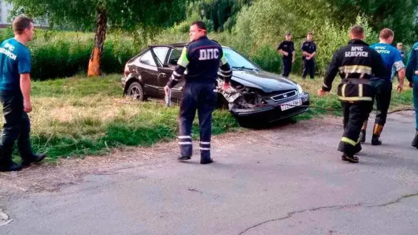 Адзін мужчына вырашыў утапіцца на машыне, іншы кінуўся пад цягнік