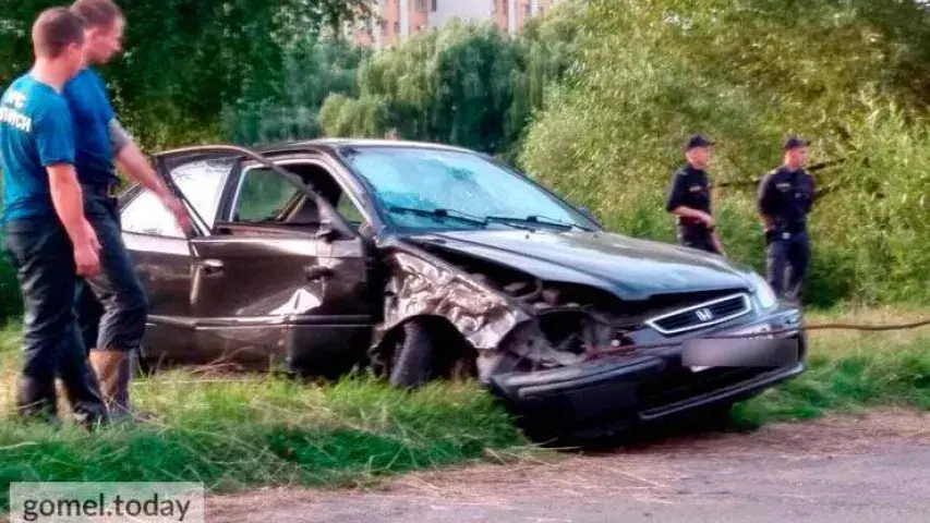 Адзін мужчына вырашыў утапіцца на машыне, іншы кінуўся пад цягнік