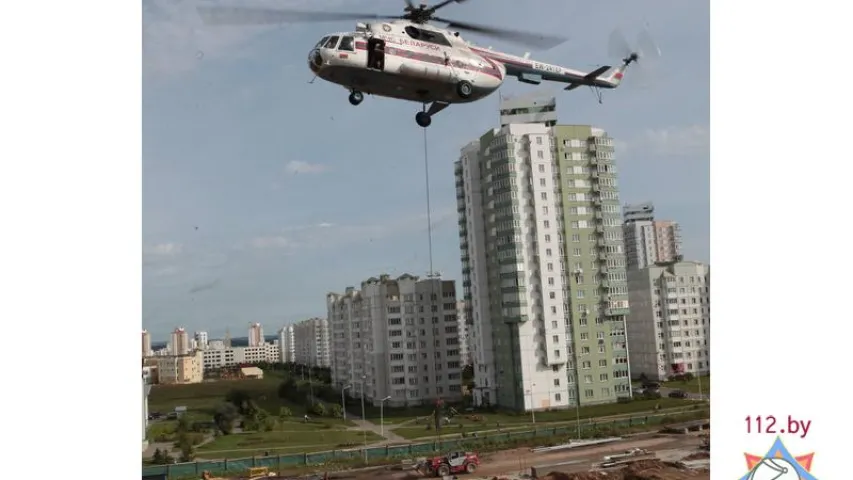 У Мінску верталёт МНС падняў вентыляцыйнае абсталяванне на гіпермаркет (відэа)