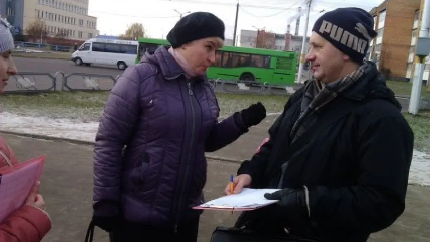 У Бабруйску збіраюць подпісы супраць расійскай авіябазы (фота)