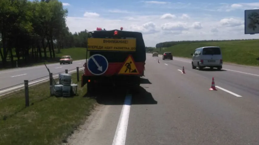 У Мінскім раёне Renault сутыкнуўся з грузавіком дарожнікаў (фота)