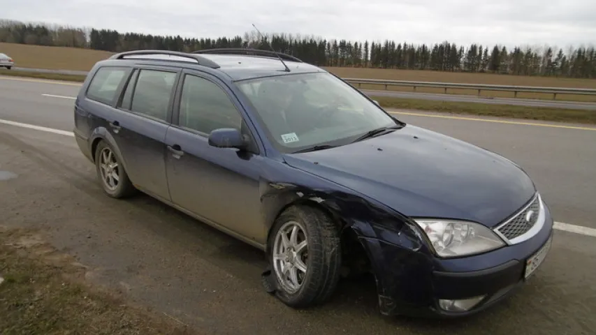 П'яныя мужчыны на скрадзеным Ford Mondeo сутыкнуліся з Toyota RAV4 (фота)