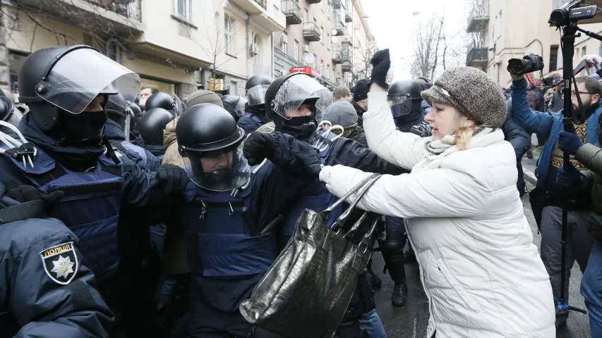 З’явілася відэа затрымання Міхаіла Саакашвілі на даху дома ў Кіеве