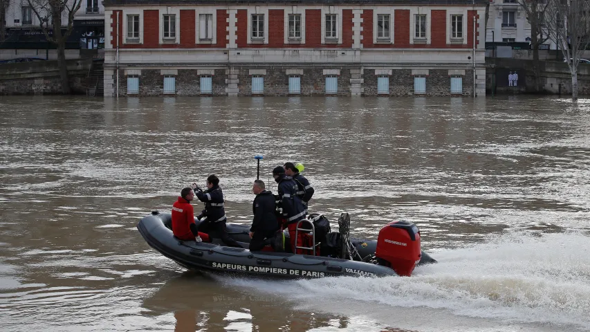 Паводка ў Парыжы, Сена выйшла з берагоў, закрылі частку залаў у Луўры (фота)