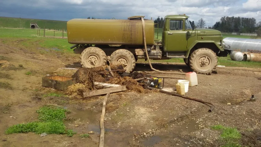 У Маладзечанскім раёне схованка з брагай была замаскіравана гноем (фота, відэа)