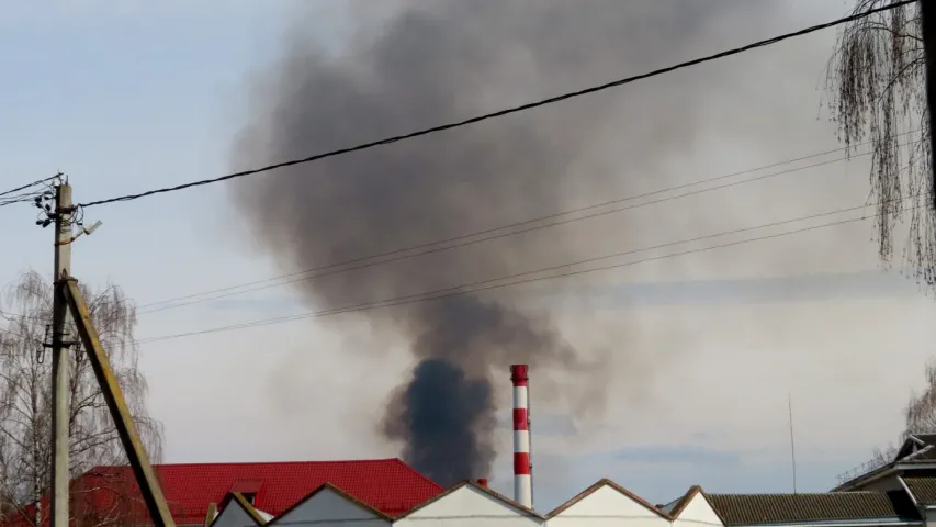 У Слуцку рыбакі вудзілі рыбу, нягледзячы на пажар за спінамі 