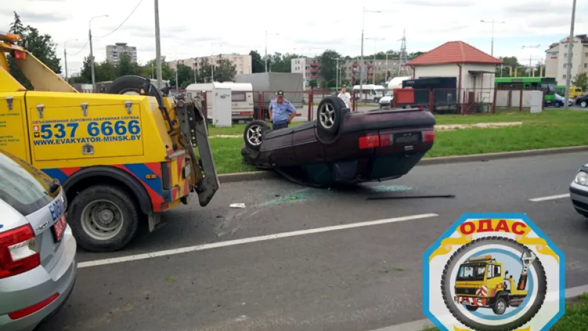 Фотафакт: каля МКАД перакулілася Audi, кіроўца сур'ёзна не пацярпеў